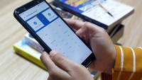 Dinas Pendidikan dan sekolah diminta menyiapkan mekanisme PPDB yang mengikuti protokol kesehatan untuk mencegah penyebaran COVID-19, termasuk mencegah berkumpulnya siswa dan orang tua secara fisik di sekolah. Penerimaan Peserta Didik Baru (PPDB) Tahun 2020 dilakukan via daring guna menghindari penyebaran virus Corona yang semakin meluas. Foto: dok. Aku Pintar