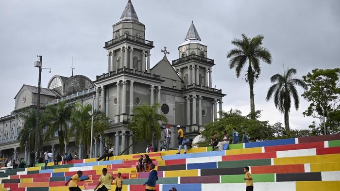 Boys play football by the San Francisco de Asis Cathedral in Quibdo, Choco department, Colombia, on November 13, 2019. (Photo by Raul ARBOLEDA / AFP)