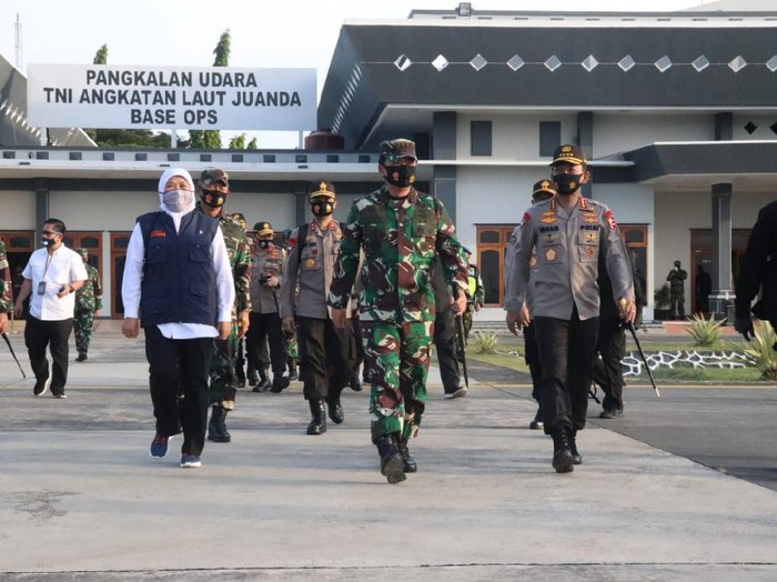 Panglima TNI Marsekal Hadi Tjahjanto dan Kapolri Jenderal Idham Azis memimpin rapat dan mendengarkan penjelasan gugus tugas daerah terkait COVID-19 di Jatim. Rapat digelar di ruang rapat Perwira Lanudal Juanda Surabaya.