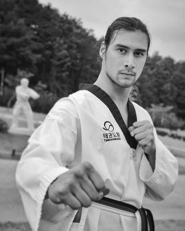 Kemampuan Daniel Adnan dalam bermain film laga telah didukung oleh ilmu bela diri yang dikuasainya sejak kecil. Daniel diketahui menguasai karate dan muaythai. Belakangan dia juga tengah belajar silat.  Foto: Instagram @danieladnan