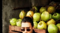 Gayanya yang cool membuat netizen terpesona dengan setiap pose fotonya. Termasuk posenya bersama tumpukan buah kelapa ini. Foto: Instagram @danieladnan
