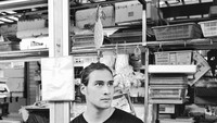 Nah, kalau momen yang ini adalah ketika ia berkunjung ke sebuah pasar Tiong Bahru Market. Lihat pemandangan keranjang makanan di belakang Daniel Adnan ini.  Foto: Instagram @danieladnan