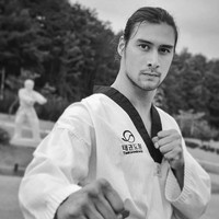 Kemampuan Daniel Adnan dalam bermain film laga telah didukung oleh ilmu bela diri yang dikuasainya sejak kecil. Daniel diketahui menguasai karate dan muaythai. Belakangan dia juga tengah belajar silat.  Foto: Instagram @danieladnan