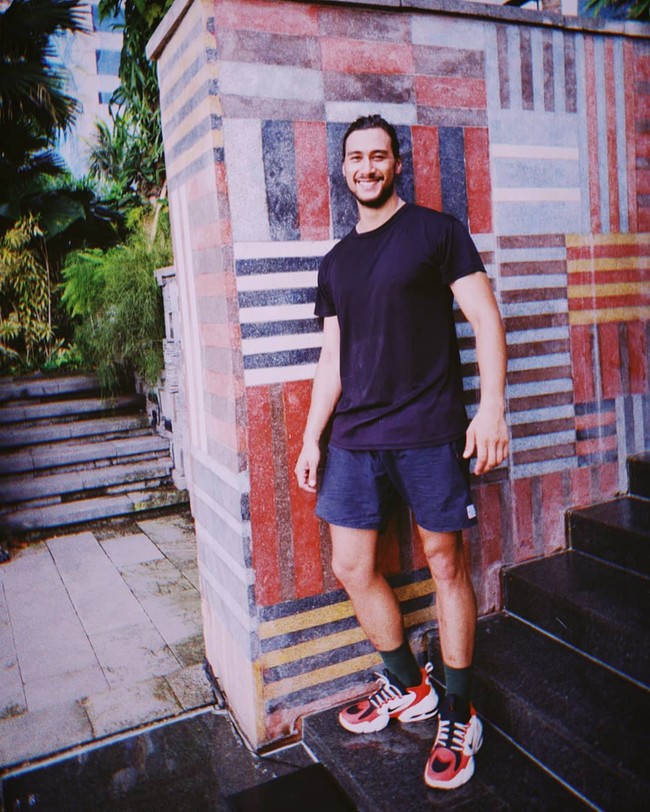 Bahasa Indonesia Daniel bahkan kurang lancar saat pertama kalinya main di film Buffalo Boys. Dia mengaku berlatih bahasa bersama aktor Yayu Unru.  Foto: Instagram @danieladnan