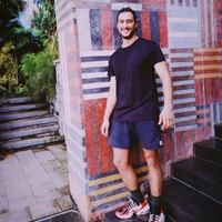 Bahasa Indonesia Daniel bahkan kurang lancar saat pertama kalinya main di film Buffalo Boys. Dia mengaku berlatih bahasa bersama aktor Yayu Unru.  Foto: Instagram @danieladnan