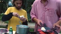Siapa sangka, aktor tampan ini juga bisa memasak lho. Masakan yang dibuat ini merupakan makanan yang berbasis vegan. Foto: Instagram @danieladnan