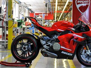 Intip Proses Perakitan Motor Ducati Superleggera V4