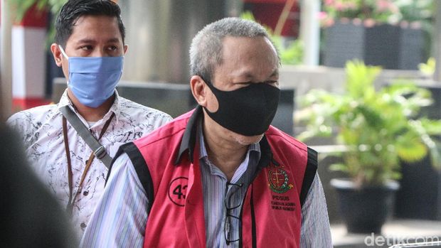 Mantan Dirut PT Danareksa Sekuritas, Marciano Hersondrie Herman, diperiksa KPK. Ia merupakan salah satu tersangka dalam kasus korupsi PT Danareksa Sekuritas.