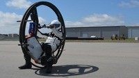 Motor listrik monowheel ini dibangun untuk kecepatan, bukan untuk jarak, dan dengan demikian menggunakan baterai polimer lithium 72V 22Ah yang agak kecil dengan kapasitas 1,58 kWh. Jadi pengendara hanya bisa mencapai jarak 14,4 kilometer di kecepatan 32 km/jam. Foto: Electrek