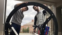 Anggota tim terdiri dari Anuj Thakkar, Carlo Lindner, Ahmed Fouad, dan Fran Romano, semuanya adalah mahasiswa dari Duke University.  EV360 sebuah -motor listrik monowheel- dirancang untuk memecahkan rekor dunia sebagai monowheel tercepat di dunia. Foto: Electrek