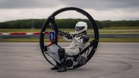 Kepala tim sekaligus rider penguji Anuj Thakkar mengatakan untuk mencetak rekor dunia, monowheel ini perlu dikembangkan lagi. Sebab rekor Guinness sebelumnya untuk kecepatan pada monowheel ditetapkan oleh yang bertenaga gas pada 72,9 mph (117 km/jam). Foto: Electrek