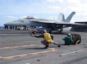 Kapal Perang AS Tak Sengaja Tembaki Jet Tempur Sendiri di Laut Merah