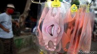 Pandemi COVID-19 membuat masker menjadi salah satu aksesoris yang wajib dikenakan oleh masyarakat saat beraktivitas. Meningkatnya permintaan membuat masker beragam warna dan motif ramai dijajakan oleh para pedagang.