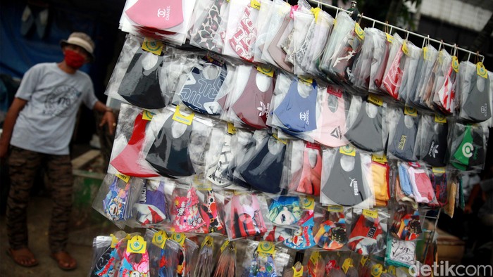 Pandemi COVID-19 membuat masker jadi aksesoris wajib yang dipakai warga saat beraktivitas. Meningkatnya permintaan membuat masker beragam warna bermunculan.