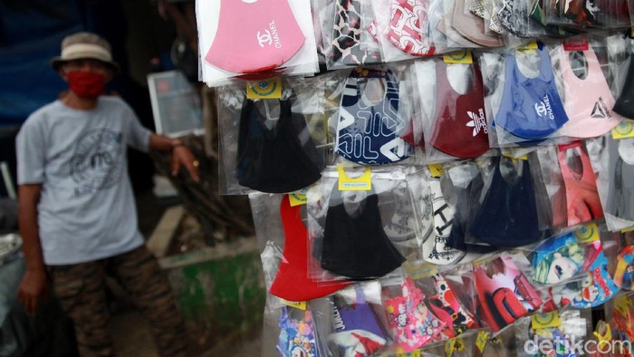 Gegara Pandemi, Masker Warna-warni Ramai Dicari Pandemi COVID-19 membuat masker jadi aksesoris wajib yang dipakai warga saat beraktivitas. Meningkatnya permintaan membuat masker beragam warna bermunculan.