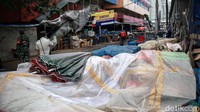 Petugas menutup kios dan lapak yang berjualan di luar gedung pasar atau di pinggir jalan.