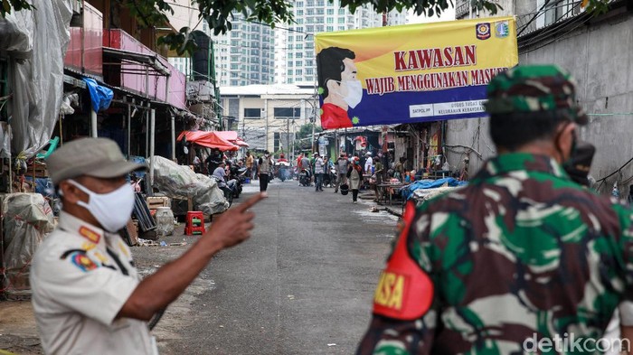 Hari ini merupakan hari kedua penutupan Pasar Kebayoran Lama, Jakarta. Petugas kembali menyemprotkan disinfektan pada area pasar.