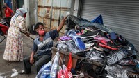 Namun penutupan baru efektif untuk pedagang yang berada di dalam lokasi pasar yang dikelola PD Pasar Jaya. 