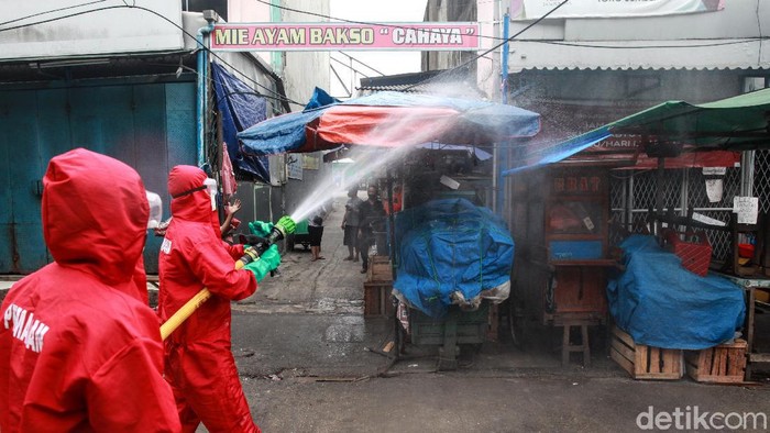 Hari Kedua Penutupan Pasar Kebayoran Lama Hari ini merupakan hari kedua penutupan Pasar Kebayoran Lama, Jakarta. Petugas kembali menyemprotkan disinfektan pada area pasar.