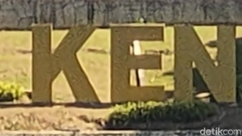 Hasil jepretan zoom 60x dari posisi berdiri yang sama dari foto kedua. Plang Danau Kencana yang kecil, bisa dipotret seperti ini. Hasilnya terlihat masih cukup terjaga, namun sudah muncul noise. Zoom 60X jadi andalan Realme X3 Superzoom (Fitraya Ramadhanny/detikcom)