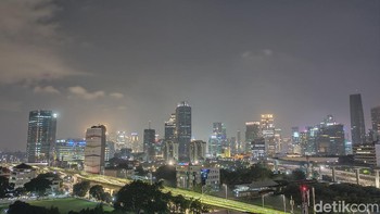 Fotografi malam juga oke, fitur night mode bisa menghasilkan gambar yang jernih saat memotret urban landscape Jakarta di kawasan Jl Gatot Subroto. Ada tambahan fitur tripod mode dan starry mode untuk hasil lebih bagus lagi (Fitraya Ramadhanny/detikcom)