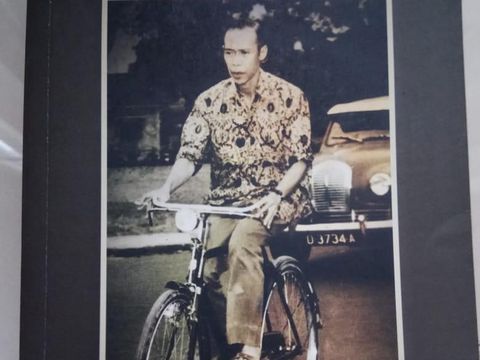 Buku Hoegeng: Polisi dan Menteri Teladan