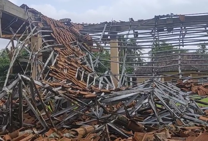 hujan angin rusak rumah di pangandaran
