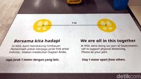 Penerapan physical distancing atau jaga jarak juga dilakukan di toko ritel tersebut. Sejumlah tanda terkait informasi penerapan jaga jarak terlihat terpasang di sejumlah area toko tersebut.