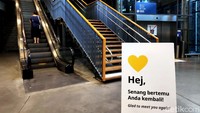 Seorang pengunjung tampak beraktivitas di toko ritel IKEA Alam Sutera yang berada di kawasan Tangerang, Jumat (19/6/2020).