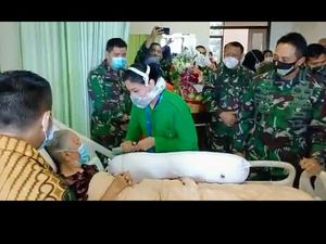 Jenguk ke RSPAD, KSAD Pastikan Tanggung Perawatan Istri Pengawal Bung Karno