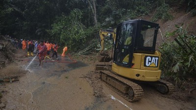 Jalan Tasikmalaya-Karangnunggal Tertutup Longsor