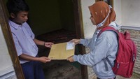 Guru harus menyusun program belajar dan tugas yang bisa digunakan siswa saat belajar di rumah selama satu minggu. Kemudian pada hari Sabtu, guru mengambil kembali hasil pengerjaan siswa untuk dikoreksi.  