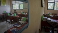 Kementerian Pendidikan dan Kebudayaan memberlakukan kebijakan belajar di rumah bagi pelajar hingga setingkat mahasiswa. Pembelajaran yang dikenal dengan sistem daring (online) mulai digeluti bagi semua siswa. Tapi bagi siswa di desa terpencil hal itu tak berlaku. Ini salah satunya. 