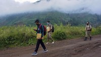 Selain ke perekonomian, dampak pandemi COVID-19 juga terasa ke dunia pendidikan. Sejak adanya pandemi ini, kebijakan-kebijakan baru pun mulai diterapkan di dunia pendidikan. Seperti belajar di rumah salah satunya. Para guru pun harus rela menjemput bola demi tercapainya pemerataan pendidikan di desa terpencil.