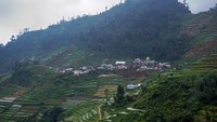 Ya, itulah yang dialami sejumlah siswa SMP Negeri 4 Bawang, Kabupaten Batang, Jawa Tengah karena tidak semua siswa dapat menikmati akses internet. Keterbatasan piranti seperti telepon genggam, atau bahkan jaringan internet yang semulus perkotaan menjadi kendala.