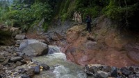 Penerapan kebijakan belajar melalui sistem daring mungkin tak menjadi masalah di area perkotaan karena dukungan infrastruktur telekomunikasinya seperti koneksi internet yang baik. Akan tetapi beda halnya dengan nasib para pelajar dan guru di pedesaan yang jauh dari akses dan kemudahan internet.