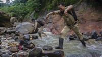Namun apa daya, tidak semua tenaga pendidik menguasai sistem daring ini. Siswa pun juga ada yang tidak memiliki telepon genggam atau pun jaringan internet lancar. Akhirnya Sugito bersama 11 guru Wiyata Bhakti lainnya sepakat untuk melakukan jemput bola dengan mengantar tugas sekolah secara langsung ke rumah siswa.