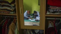 Meskipun demikian, para siswa ini tetap semangat untuk meraih cita-cita mereka dengan belajar yang tekun dan gigih.