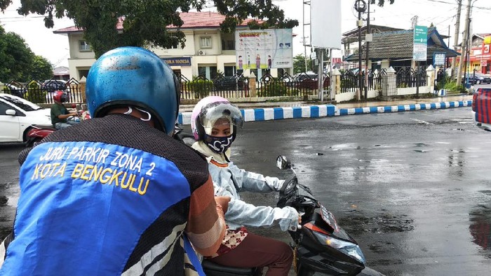 Juru parkir di Bengkulu gratiskan warga yang pakai masker (Hery-detikcom)