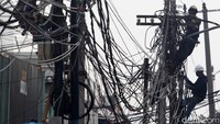 Di sejumlah titik ada kabel yang digulung dibiarkan menggantung di samping tiang.