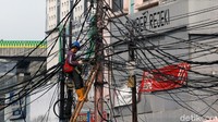 Jaringan kabel tampak semrawut di kawasan Kebayoran Lama, Jakarta Selatan, Jumat (19/6/2020).