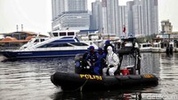 Penyemprotan cairan disinfektan itu diketahui dilakukan oleh petugas dari KP Kolibri-4015 Polairud Barkam.