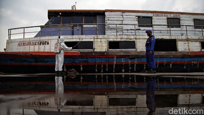Kapal Penumpang di Pelabuhan Kali Adem Siap Wara-wiri Saat New Normal Sejumlah kapal nelayan tradisional di Pelabuhan kali Adem disemprot disinfektan. Hal itu dilakukan sebagai upaya penerapan protokol kesehatan di era new normal.