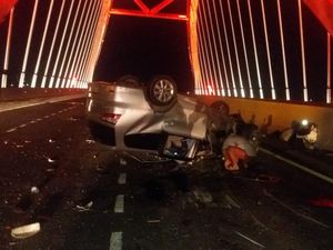 Pengemudi Ngantuk, Mobil Sarat Penumpang Tabrak Truk di Tol Kendal