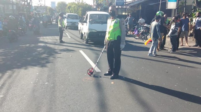 Lokasi pemotor di Denpasar tersangkut layang-layang hingga kecelakaan.