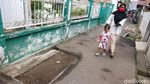 Seram! Ada Makam di Jalanan Gang Padat Penduduk di Jaktim