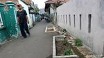 Seram! Ada Makam di Jalanan Gang Padat Penduduk di Jaktim