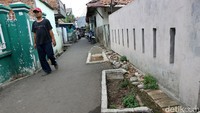 Dua kuburan tanpa nama ini terletak persis di pinggir jalan yang kerap dilalui oleh warga.