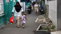 Dua kuburan ini terlihat tidak terawat. Salah satu kuburan dipenuhi tumbuh-tumbuhan liar. 