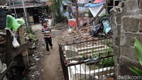 Sebelumnya memang banyak makam yang terletak di permukiman warga tersebut. Namun, beberapa makam tersebut kini telah dipindahkan oleh ahli waris keluarga ke tempat pemakaman umum.